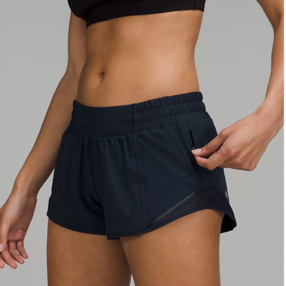 Lululemon Hotty Hot Low Rise Lined Shorts 2.5
